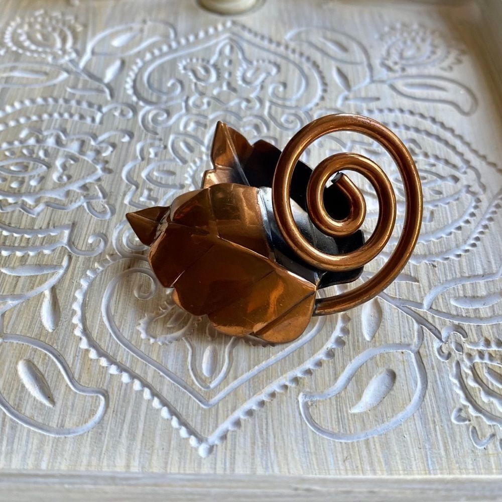 𝅺REBAJES Mid-century Modern Copper brooch